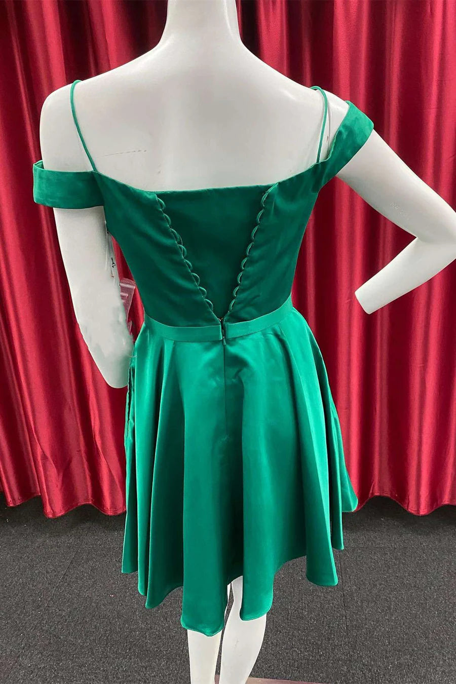 Vestido de fiesta con hombros descubiertos y corte en A